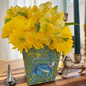 Puede incluir: Un juego de tres tazas de cerámica con un acabado moteado y mate. Las tazas son de color crema, gris claro y gris oscuro. Cada taza tiene un diseño simple y minimalista y un asa redondeada.