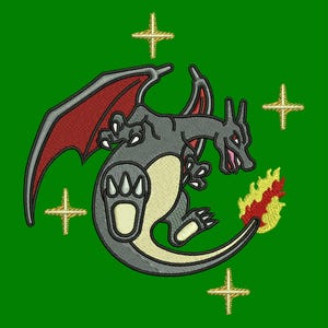 Op de afbeelding: Geborduurd ontwerp van een grijze draak met rode vleugels en een gele vlamstaart op een groene achtergrond. De draak is omgeven door vier gouden kruisen. De draak heeft een crèmekleurige buik.