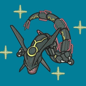 Könnte beinhalten: Gesticktes Design einer schwarzen, drachenartigen Kreatur mit gelben und rosa Akzenten, vor einem türkisfarbenen Hintergrund. Die Kreatur hat scharfe Merkmale und ist von vier gelben Sternen umgeben.