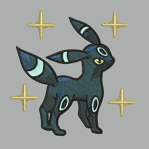 Puede incluir: Diseño bordado de una criatura negra con orejas grandes, cola y ojos amarillos brillantes. La criatura está rodeada de cuatro estrellas doradas sobre un fondo gris. El diseño tiene detalles en verde azulado y blanco.