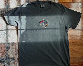 Camiseta bordada de Charizard brillante