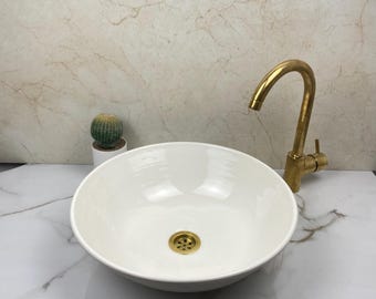 Handgemaakte Marokkaanse keramische spoelbak: romige witte wastafel, elegante wastafel