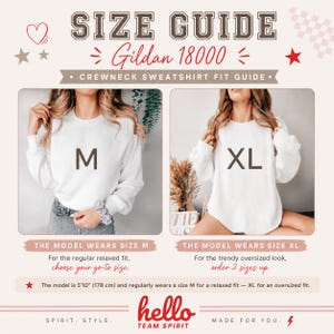 K&ouml;nnte beinhalten: Gr&ouml;&szlig;entabelle f&uuml;r Gildan 18000 Crewneck-Sweatshirts. Das Bild zeigt zwei Models in wei&szlig;en Sweatshirts, eines in Gr&ouml;&szlig;e M und das andere in XL. Der Text empfiehlt, Ihre normale Gr&ouml;&szlig;e f&uuml;r eine entspannte Passform zu w&auml;hlen oder zwei Gr&ouml;&szlig;en gr&ouml;&szlig;er f&uuml;r einen &uuml;bergro&szlig;en Look zu bestellen.