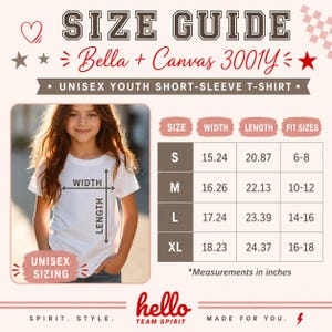 Peut inclure: Guide des tailles pour un t-shirt unisexe &agrave; manches courtes pour jeunes. Le guide comprend les mesures en pouces (converties en cm) pour les tailles S, M, L et XL. Le t-shirt est de Bella + Canvas 3001Y. Une jeune personne porte le t-shirt.