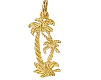Op de afbeelding: Een gouden hanger met een gedetailleerd ontwerp van twee palmbomen.