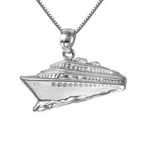 Op de afbeelding: Een zilveren ketting met een gedetailleerde hanger in de vorm van een cruiseschip.