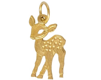 Peut inclure: Un charme de cerf en or avec un design détaillé. Le charme a une boucle en haut pour l'attacher à un collier ou un bracelet.