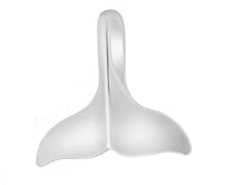 Può includere: Un ciondolo a forma di coda di balena in argento con un anello per attaccarlo a una collana o un braccialetto.