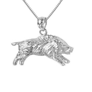 Peut inclure: Un collier en argent avec un pendentif détaillé en trois dimensions représentant un sanglier courant.