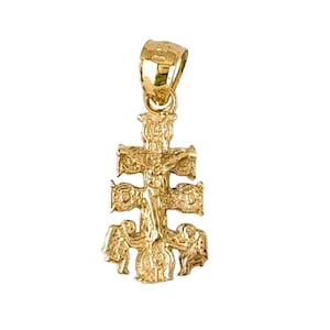 Pode incluir: Um pingente dourado que apresenta uma representação detalhada de um crucifixo com uma figura de Jesus Cristo. A cruz é adornada com entalhes intrincados e um design decorativo.