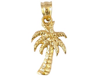 Op de afbeelding: Een gouden palmboom hanger. De palmboom is gedetailleerd met textuurbladeren en een gebogen stam.
