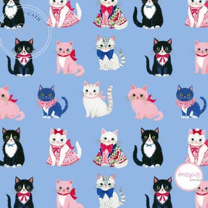 Può includere: Un motivo ripetitivo su sfondo azzurro con vari gatti illustrati in diversi colori, tra cui nero, bianco e rosa. I gatti sono decorati con accessori come fiocchi, collari e vestiti a fantasia di colore rosso, blu e rosa.