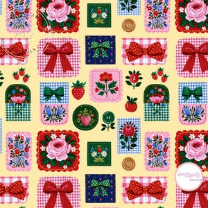 Puede incluir: Un patrón repetitivo sobre un fondo amarillo pálido que presenta ilustraciones de rosas rosadas, fresas rojas, lazos rojos y verdes, cuadros vichy azules, botones marrones y arreglos florales en diversas formas cuadradas y circulares.