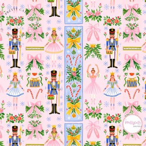 Op de afbeelding: Een herhalend patroon op een lichtroze achtergrond met notenkrakers in blauwe uniformen, ballerina's in roze en witte jurken, roze strikken, groen gebladerte, zuurstokken en blauwe sneeuwvlokken. De tekst Pretty Cath Digitals is zichtbaar.