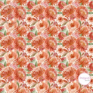 Può includere: Un motivo ripetitivo con fiori in stile acquerello nei toni dell'arancio e del pesca, tra cui fiori simili a protee e peonie, intervallati da fogliame verde e piccole bacche rosse su sfondo bianco. Il testo PrettyCath Digitals è visibile.