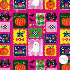 Peut inclure: Un motif de tissu rose vif présentant des carrés répétitifs de citrouilles orange, de fantômes blancs, de nœuds noirs, de bonbons colorés, de compositions florales et de petites maisons sous des croissants de lune jaunes sur fond bleu.