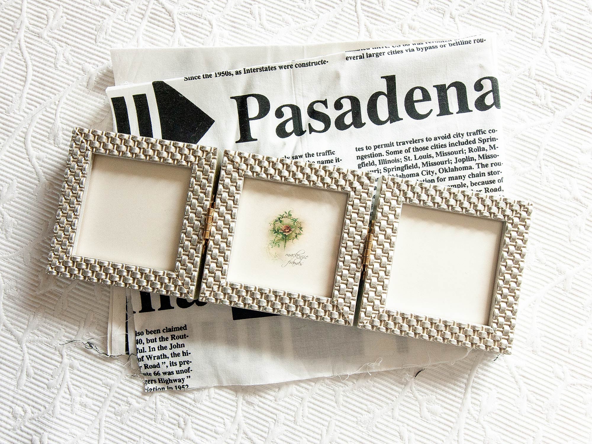 Cadre Triptyque à Charnière Argentée Pour Trois Images de 3x3 Pouces - Design Bracelet Bijou Idéal L