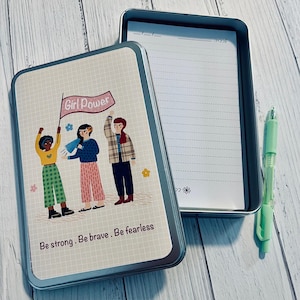Regalo personalizzato per la festa della donna / Scatola di metallo Girl Power con taccuino e penna / Organizer per cancelleria personalizzato / Regalo unico per l'ufficio per lei