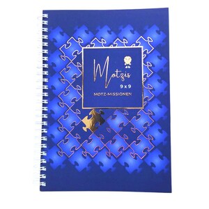 Könnte beinhalten: Blaues spiralgebundenes Notizbuch mit einem goldenen Puzzle-Motiv und dem Text "Motzis 9x9 Motz-Missionen".