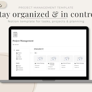 Op de afbeelding: Een laptop toont een projectmanagement sjabloon. Het scherm toont een witte interface met de tekst "Stay organized & in control". De sjabloon bevat secties voor projecten, taken, klanten en een kalender. Het ontwerp is strak en modern.