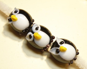 One (1) Lampwork Glass Owl Bead: Black and White -- Lot UU