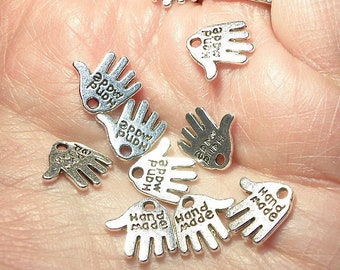 10 "Hecho a mano" Pewter plata encantos etiquetas