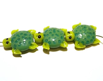 One (1) Shades of Green Spotted Lampwork Sea Turtle Bead -- Lot UU