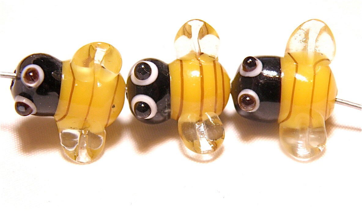 One (1) Adorable Lampwork Bumblebee Bead --- Lot UU