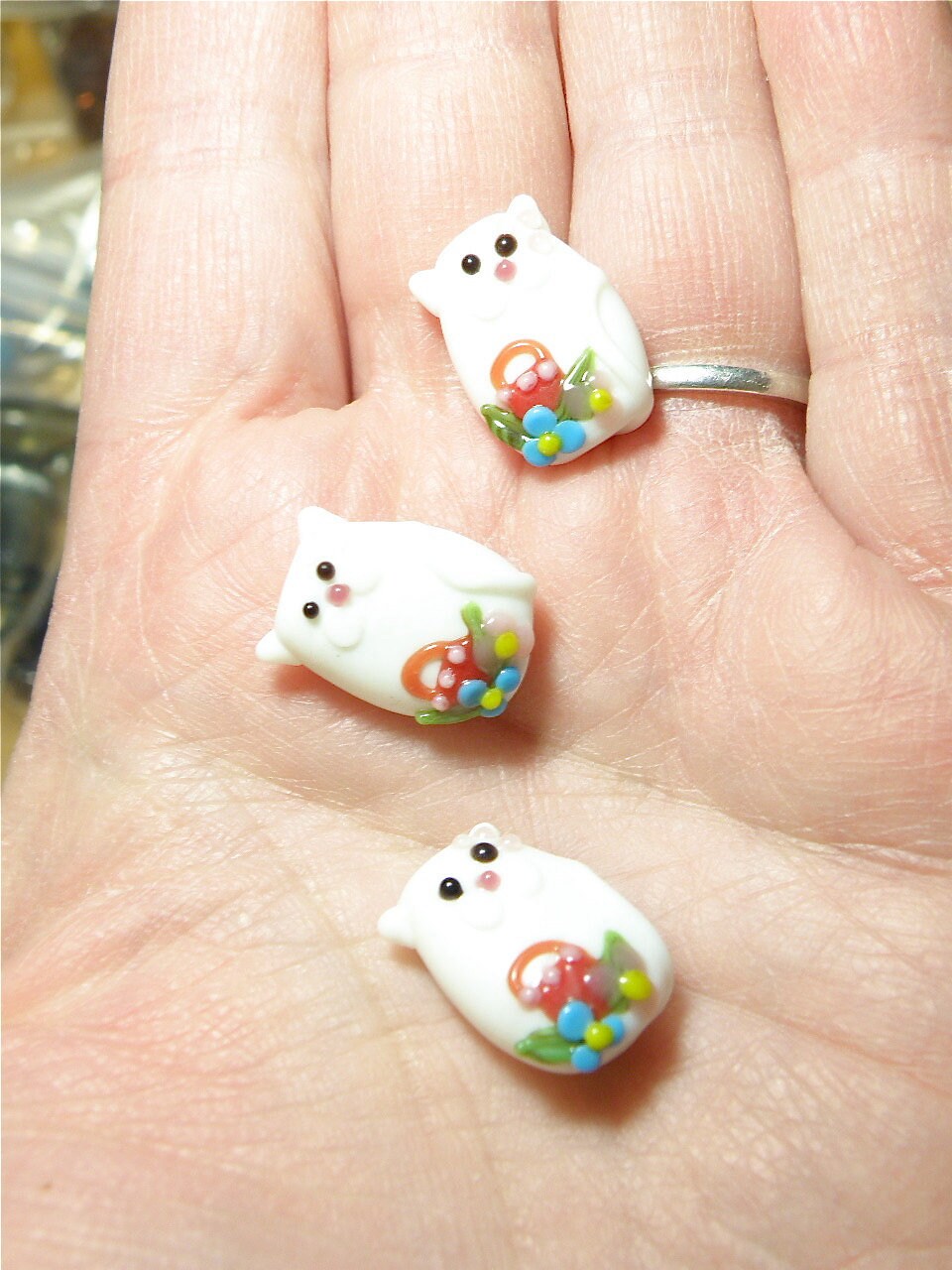 One (1) White Cat Lampwork Bead With Red Purse -- Lot UU