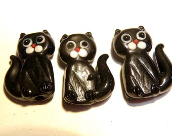 One (1) Lampwork Glass Bead : Sitting Opaque Black Cat with Blue Eyes -- Lot UU