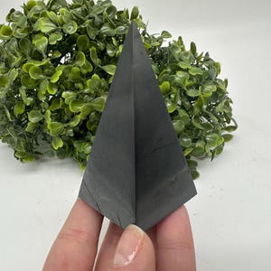 8CM Shungite Pyramid .Shungite Crystal Pyramid,Healing Crystal,Highly Energetic Metaphysical,EMF UNProtection,Polished Pyramid,5GProtection