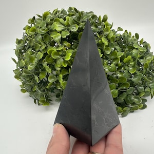 10CM Shungite Pyramid .Shungite Crystal Pyramid,Healing Crystal,Highly Energetic Metaphysical,EMF UNProtection,Polished Pyramid,5GProtection