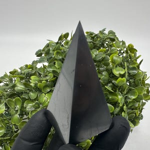 6CM Shungite Pyramid .Shungite Crystal Pyramid,Healing Crystal,Highly Energetic Metaphysical,EMF UNProtection,Polished Pyramid,5GProtection