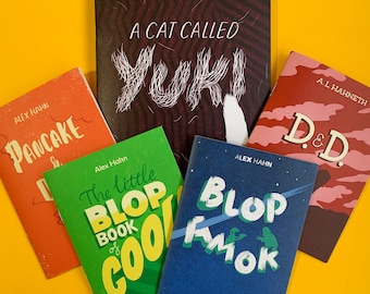 Op de afbeelding: Vijf kleurrijke paperbacks met verschillende titels. De boeken zijn op elkaar gestapeld. De titels zijn "A Cat Called Yuki", "Pancake", "The Little Blop Book of Cool", "Blop Kmok" en "D&D".