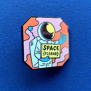 Pin de esmalte de astronauta: ¡Espacio, por favor! Astronauta autoestopista de dibujos animados, insignia de esmalte duro de 35 mm, baño de níquel negro, 5 colores