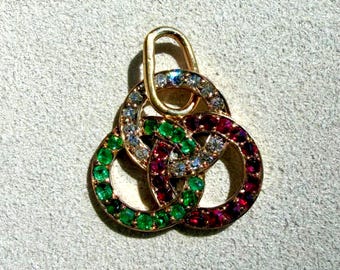 Colgante antiguo de oro de 14 quilates con diamantes talla antigua, rubíes naturales, esmeraldas y trébol de tres piedras.