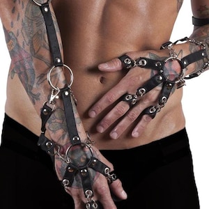 Herren Hand - und Armgeschirr - Gummiband und Ringdetail - Rave Outfit - Rave Accessoire - Clubwear