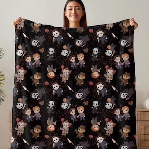 Può includere: Coperta nera con un motivo ripetuto di personaggi di film horror a cartoni animati, coltelli, teschi e cuori. La coperta ha un aspetto morbido e soffice ed è progettata per il comfort e il calore. I personaggi includono un clown, un uomo con una maschera e altre figure riconoscibili.