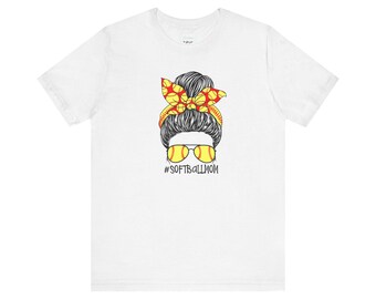 Camiseta de mamá de softbol con moño desordenado y gafas (clara)