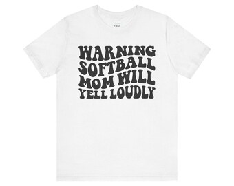 Camiseta "Mamá de Softbol Gritará Fuertemente" (Claro)