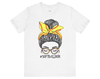 Camiseta de mamá de softbol con moño desordenado (clara)
