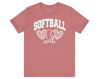 Camiseta de entrenador de sóftbol con corazones (oscura 1)