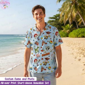 Maglietta hawaiana personalizzata di Toy Story, set hawaiano personalizzato con nome Woody Buzz, completo estivo con bottoni e palloncini di Toy Story 5, regalo per le vacanze Disney