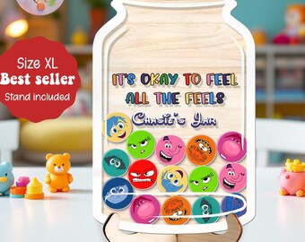 以下が含まれることがあります： 「IT'S OKAY TO FEEL ALL THE FEELS」と「CHAOS JAR」の文字が入った、瓶型の木製サイン。カラフルな漫画の感情の顔が特徴です。木製のスタンドが含まれています。サイズXL、ベストセラー。