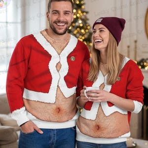 Puede incluir: Suéteres navideños rojos y blancos con un diseño inspirado en Papá Noel. Los suéteres presentan un pecho y vientre peludos falsos, con una chaqueta roja y ribete blanco. Una mujer lleva un gorro burdeos.