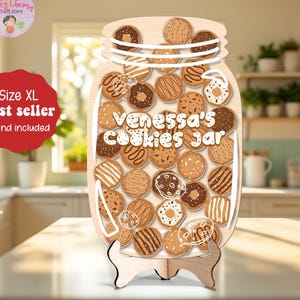 Peut inclure: Panneau en bois en forme de pot à biscuits avec le texte "Venessa's Cookies Jar" et divers motifs de biscuits. Le panneau est sur un support en bois. Le panneau est un best-seller et est de taille XL.