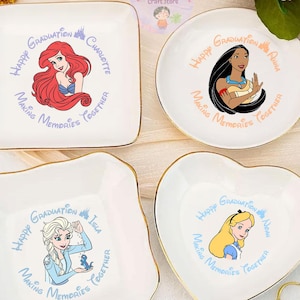 Personalisierte Disney-Charaktere Teller, Disney-Liebhaber-Ring-Teller, Geburtstags-Schmuckschale Geschenk für Freund, 2025 Abschlusshochzeitsgeschenk