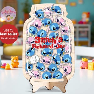 Pode incluir: Pote de recompensa de madeira em forma de frasco, cheio de personagens de desenhos animados azuis e rosa. O texto "Stitch's Reward Jar" está em vermelho. Uma base de madeira está incluída. O frasco é um best-seller e tamanho XL.