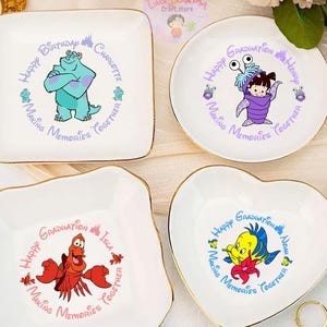 Personalisierte Disney-Charaktere Teller, Disney-Liebhaber-Ring-Teller, Geburtstags-Schmuckschale Geschenk für Freund, 2025 Abschlusshochzeitsgeschenk
