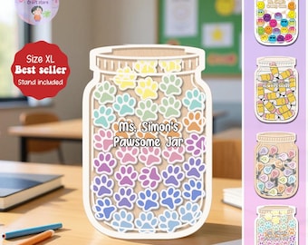 以下が含まれることがあります： カラフルな足跡と「Ms. Simon's Pawsome Jar」の文字が入った、木製の瓶型のサイン。このサインにはスタンドが付属しており、ベストセラーです。笑顔、鉛筆、電球の追加の瓶のデザインも表示されています。